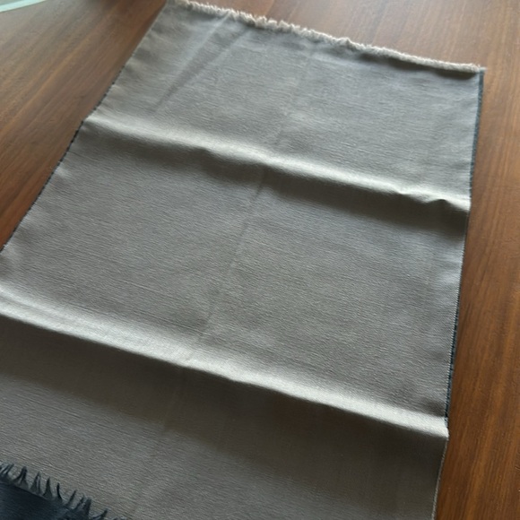 Vintage 100% silk & wool Pierre Balmain scarf - Picture 9 of 12